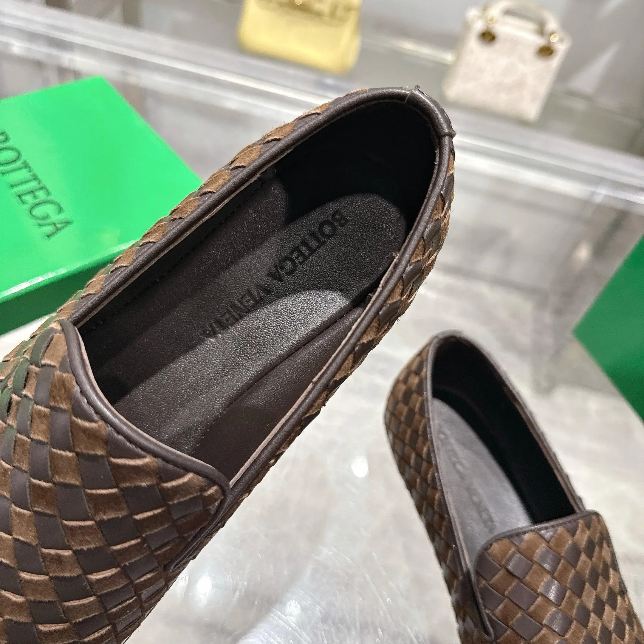 [BV] Top P: 760💰Size for couples: Female 35-39 Male 39--44 (Female 40. Male 38.45.46.47 customization is not returnable) [Note‼ ️] Add 💰 to size 46, add 💰 to size 47. Bottega Veneta's 2025 autumn counter synchronized genuine leather outsole classic woven half-drag couple model Bottega Veneta square toe flat shoes, imported mixed sheepskin, imported sheep! Leather outsole! [Rose][Rose]! Purely hand-woven and operated, the original board is reproduced one-to-one! quality assurance!